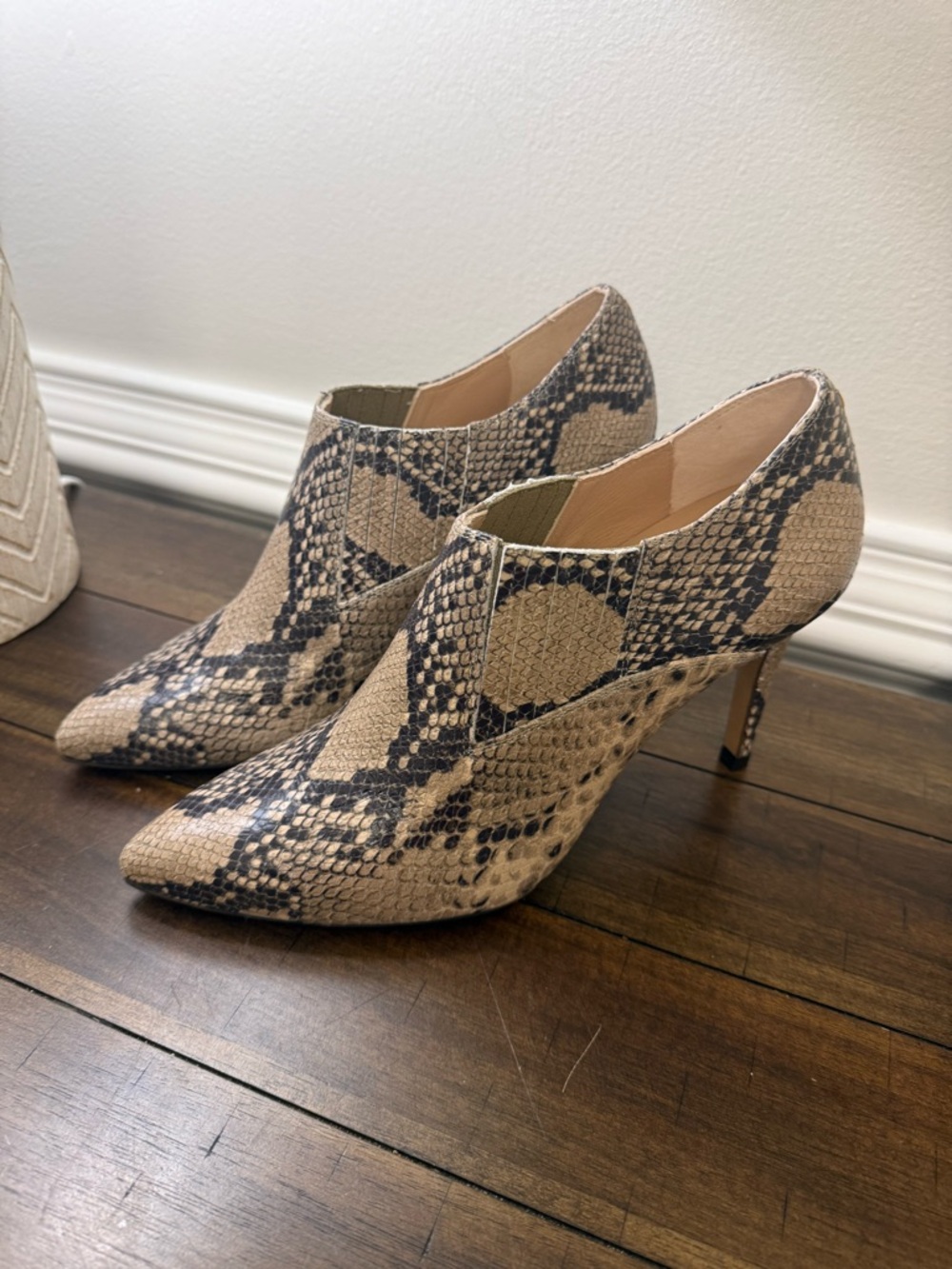 INEZ Marisol 90 Natural Snake
Emboss Pointed Toe Booties
Size 10M - Picture 3 of 16